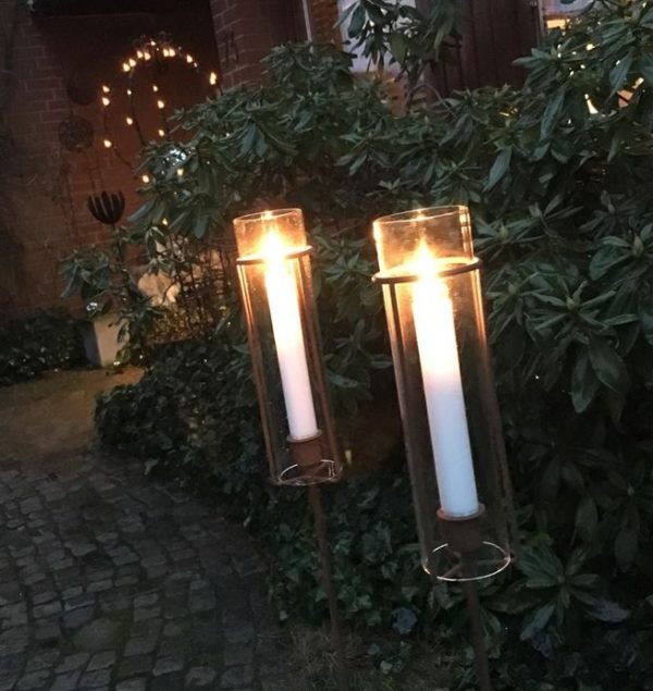 ruosteinen pitkä kynttilälyhty kruunukynttilälle