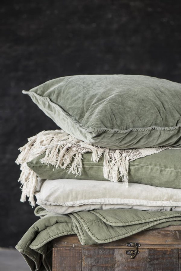 oliivin vihreä sametti tyynynpäällinen pinossa