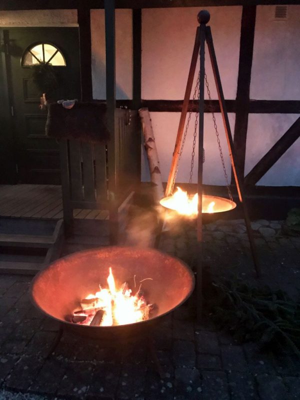ruosteinen tulimalja jalustalla