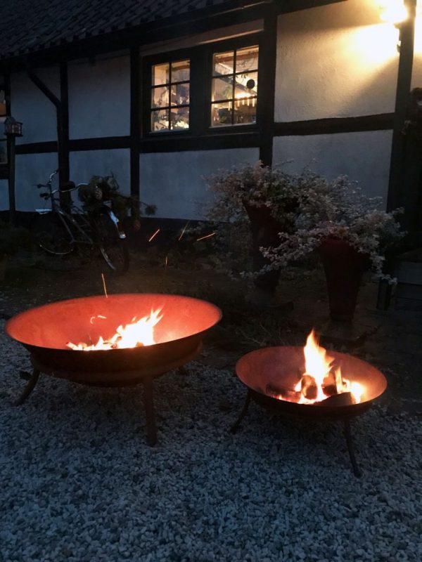 eri kokoiset ruosteiset tulimaljat jalustoilla