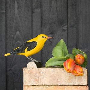 keltainen ja musta kuhankeittäjä koristelintu, tehty puusta, wildlife garden