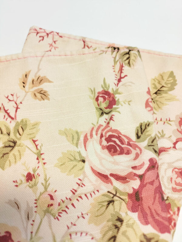 Pellavahattu English Rose - pinkit kukat vaaleankeltaisella pohjalla, Bradleys Tannery - Image 2