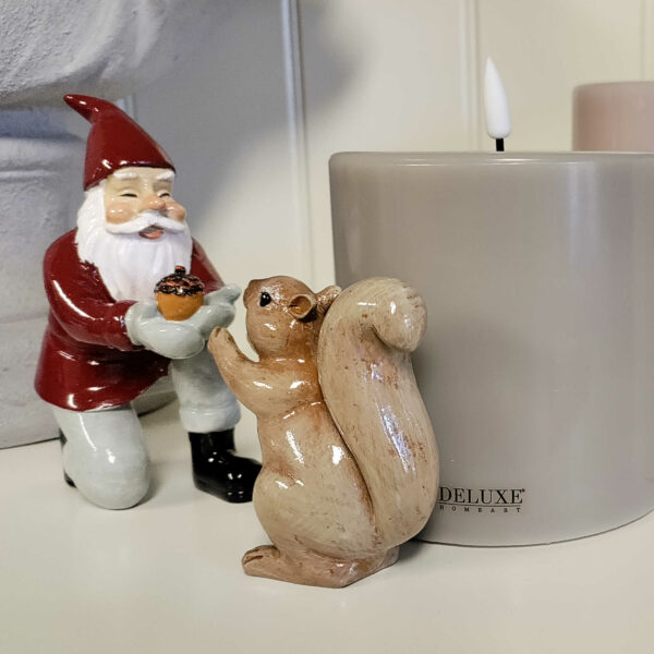 Tonttu syöttää oravaa kivikeramiikkapatsaat - Image 2